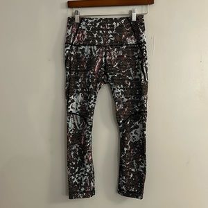 LULULEMON patterened crop leggings
